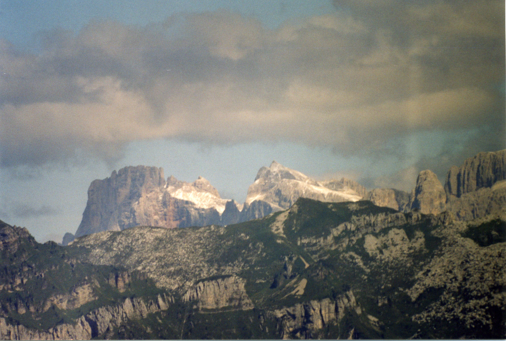 Dal M. Santo verso Nord: oltre le Vette feltrine, Pale di S. Martino col Cimn della Pala e Pala di S. Martino