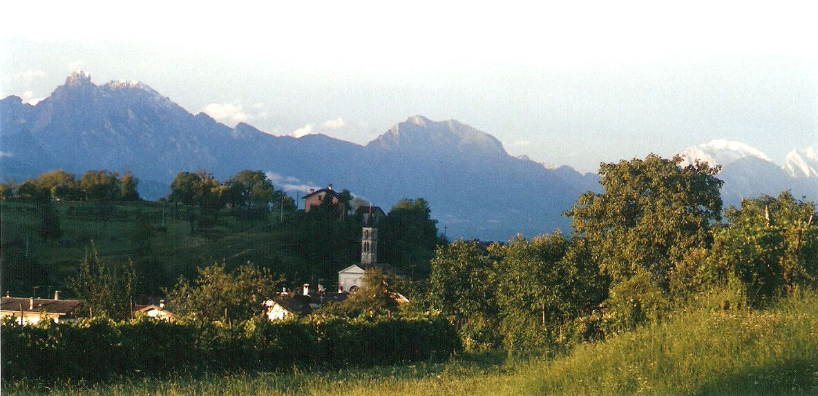 Porcen, tranquillo paesetto che ama celarsi nel verde, nascosto e protetto anche dal colle Porcen, tranquillo paesetto che ama celarsi nel verde, nascosto e protetto anche dal colle