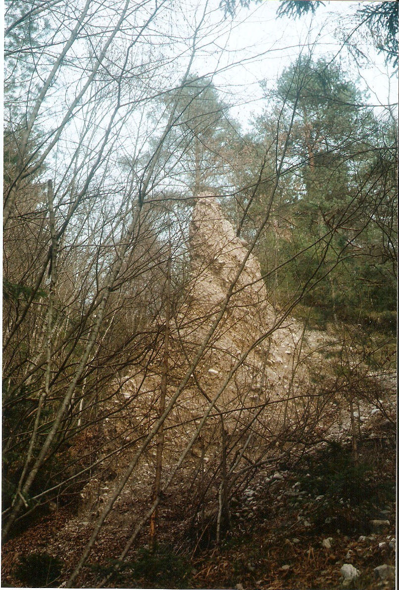 Piramide di terra: fino a pochi anni fa la sommit era occupata da una larga pietra, che proteggeva dall'erosione delle piogge violente